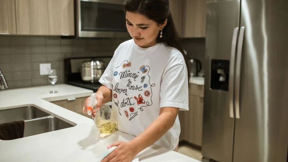 Plan de travail de cuisine essuyé à la lavette après le repas
