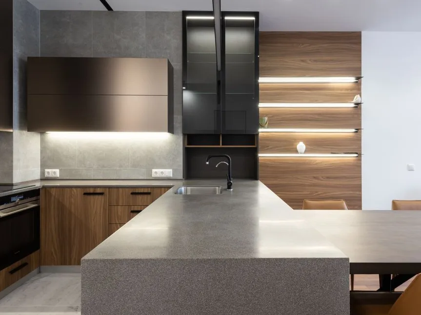 Façades de cuisine mates dans une pièce lumineuse